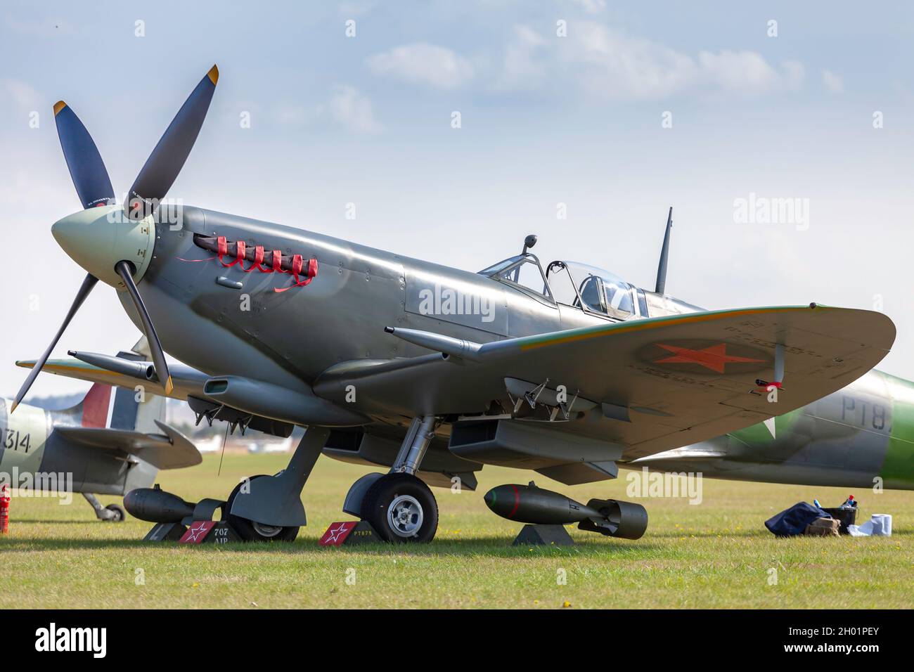 I Supermarine Spitfire si sono schierati sulla linea del film per la Battaglia di Gran Bretagna del 2021 Foto Stock