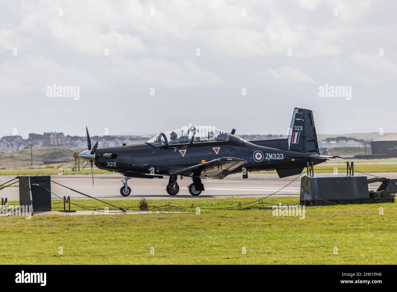 Beechcraft Texan trainer tassando alla pista della RAF Valley in Galles nell'ottobre 2021. Foto Stock