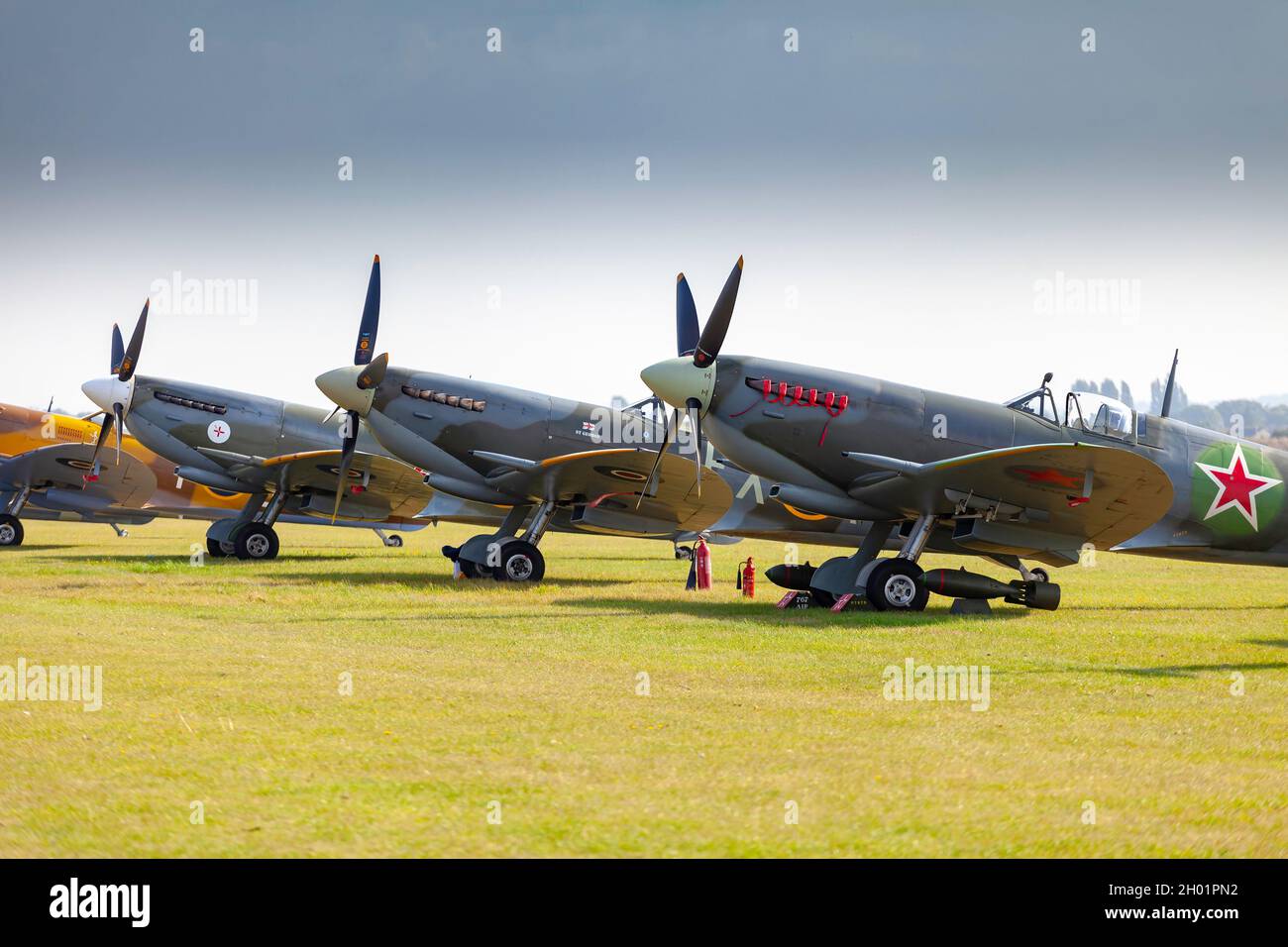 I Supermarine spitfire si sono schierati sulla linea di volo di Duxford Foto Stock
