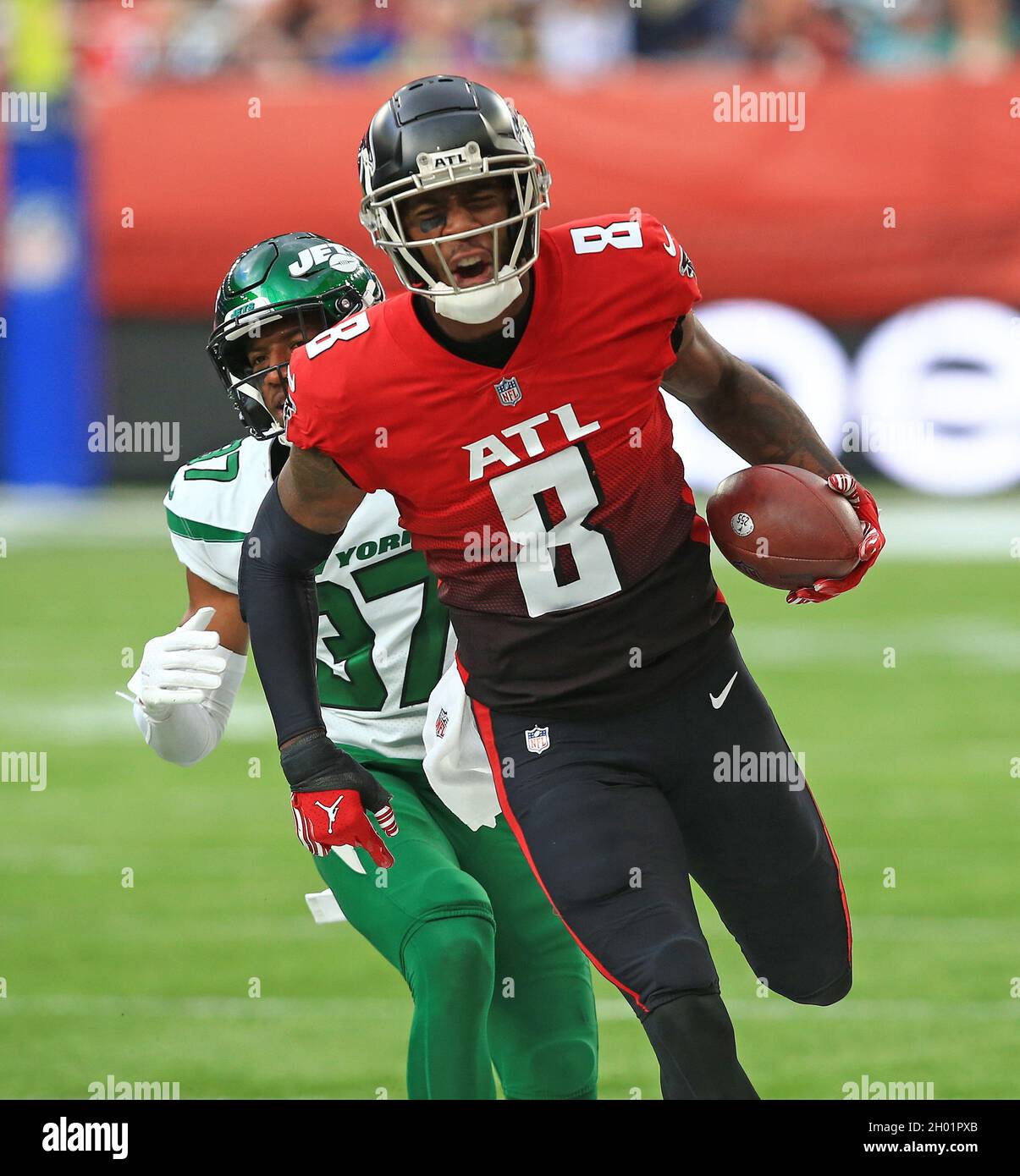 Atlanta Falcons Tight End Kyle Pitts (8) corre in contatto, ma rende il primo contro i New York Jets durante un NFL International Series gioco a. Foto Stock