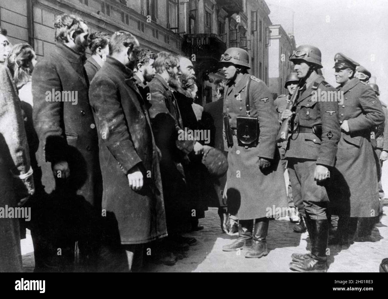 I soldati tedeschi interrogano gli ebrei dopo l'insurrezione del Ghetto di Varsavia nel 1943. Foto Stock