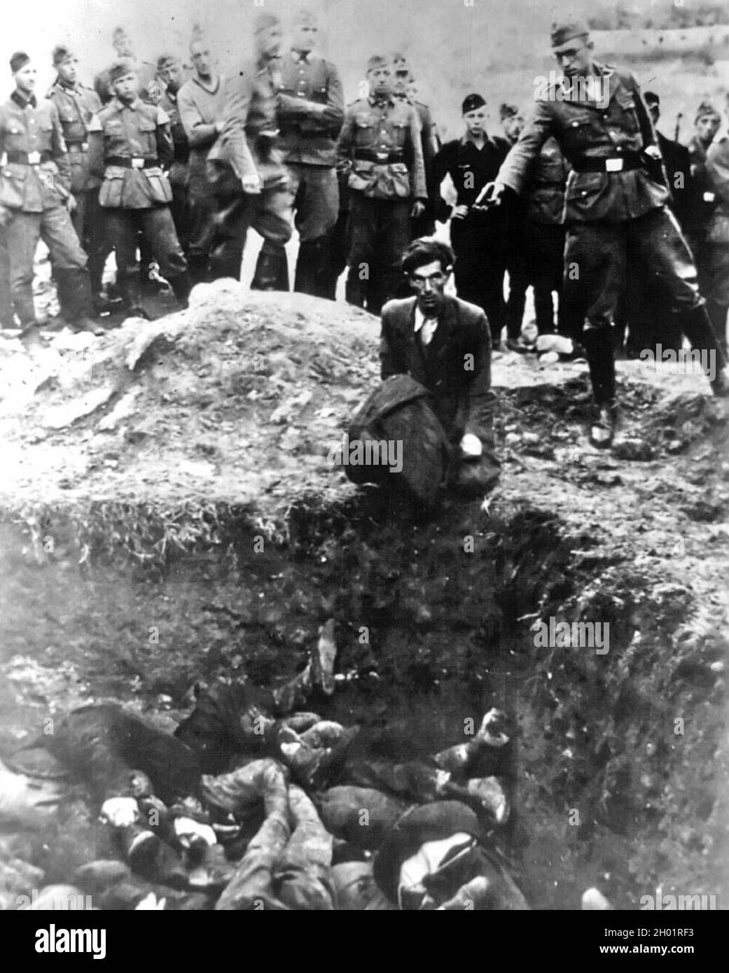 Un'immagine tratta dall'album personale di un soldato di Einsatzgruppen, etichettato sul retro come "ultimo ebreo di Vinnitsa". Mostra un membro di Einsatzgruppe D che sta per sparare un uomo ebraico inginocchiato davanti a una tomba di massa piena a Vinnitsa, Ucraina, nel 1941. Tutti i 28,000 ebrei di Vinnitsa e delle zone circostanti furono massacrati all'epoca. Foto Stock
