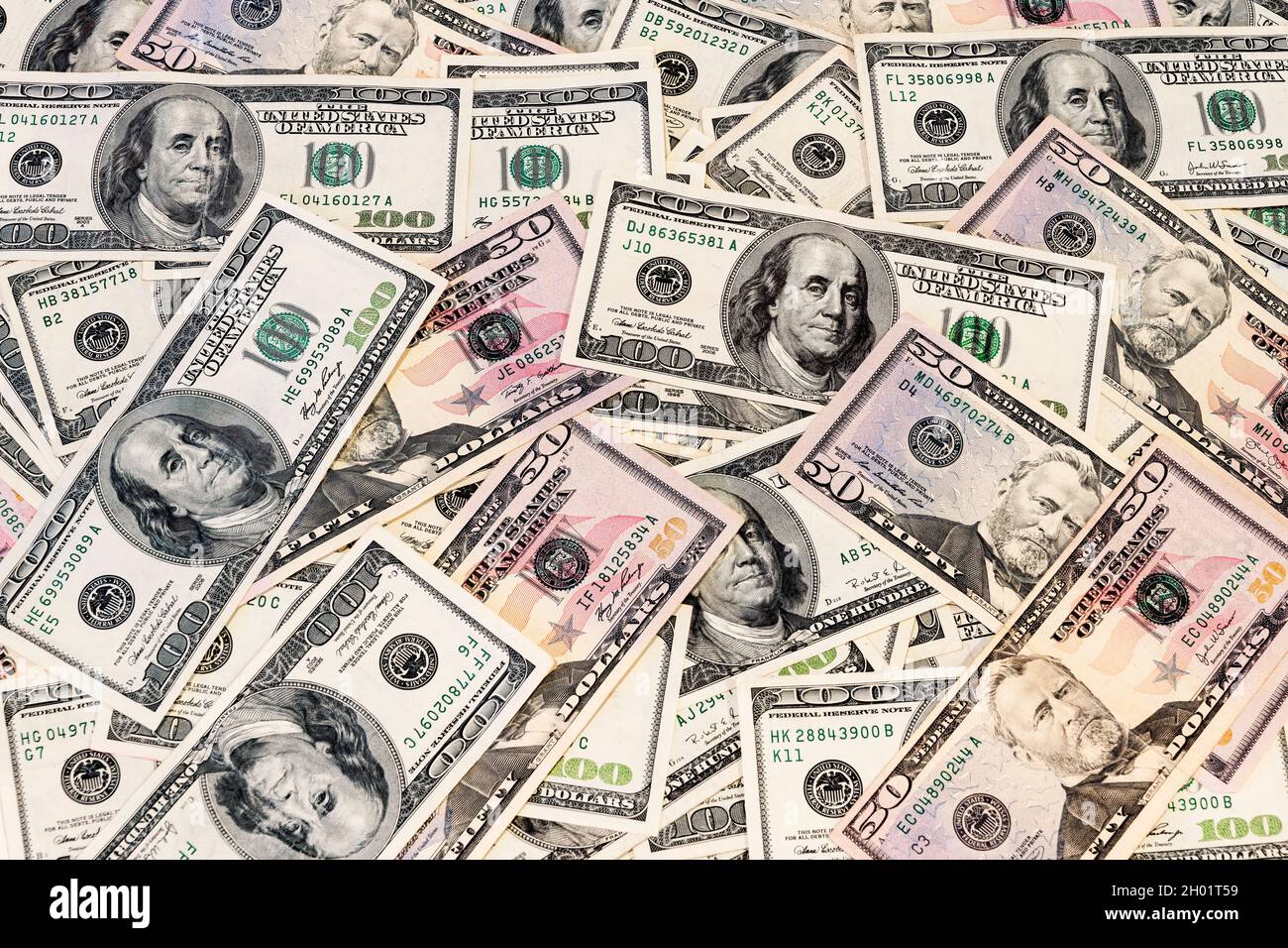 Pila di fondo di cento dollari fatture e 50 dollari fatture. Foto Stock