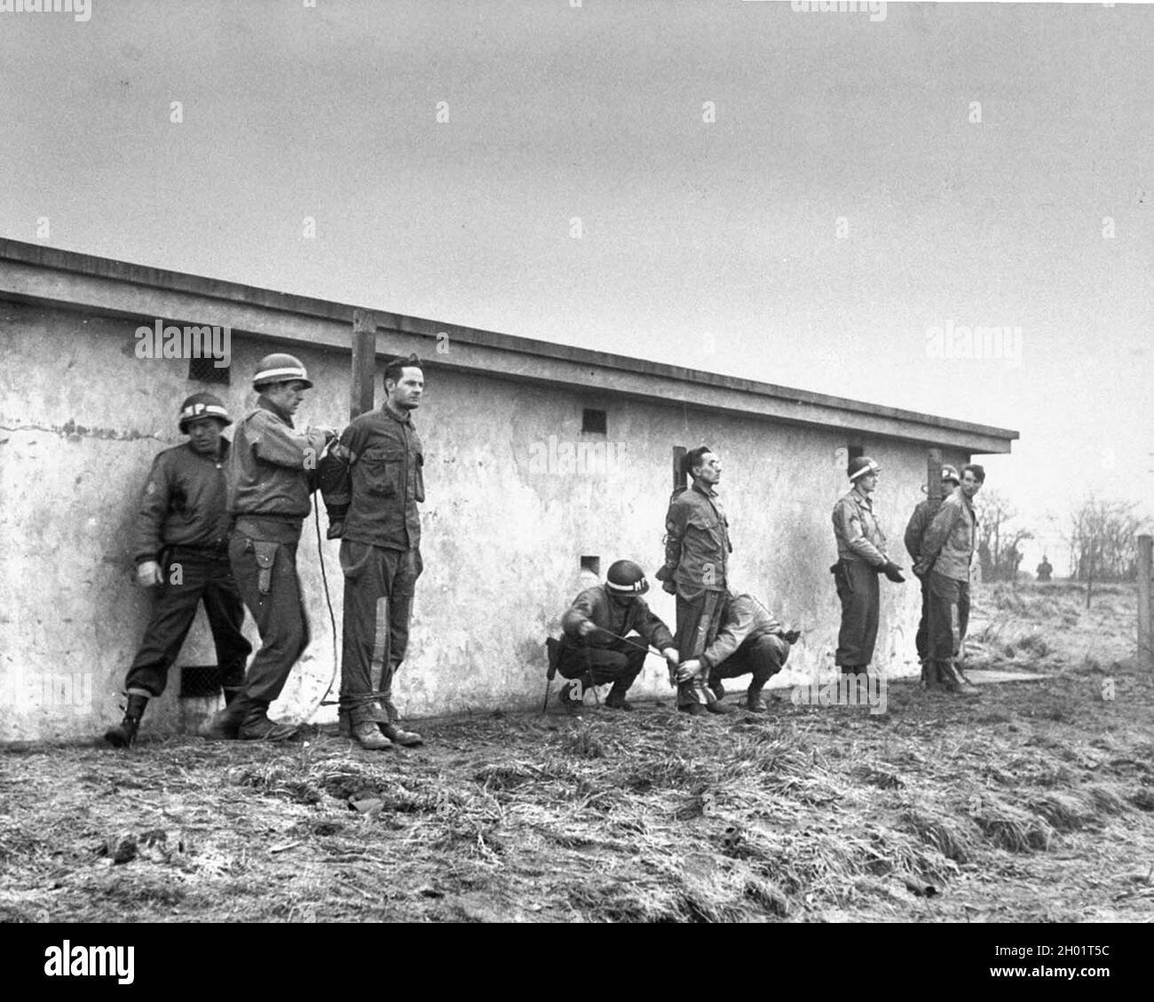 I comandamenti tedeschi trovati in uniforme americana durante la Campagna delle Ardenne (la Battaglia della Bulge) sono in procinto di essere giustiziati Foto Stock