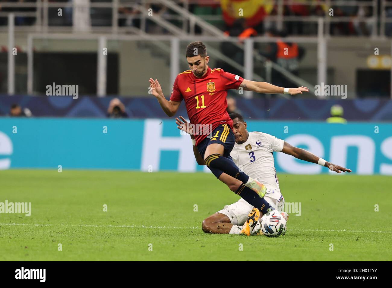 Milano, Italia. 10 Ott 2021. Ferran Torres di Spagna combatte per la palla contro Presnel Kimpembe di Francia durante la finale della Lega delle Nazioni Unite UEFA 2021 partita di calcio tra Spagna e Francia allo Stadio Giuseppe Meazza di Milano il 10 ottobre 2021 Credit: Live Media Publishing Group/Alamy Live News Foto Stock