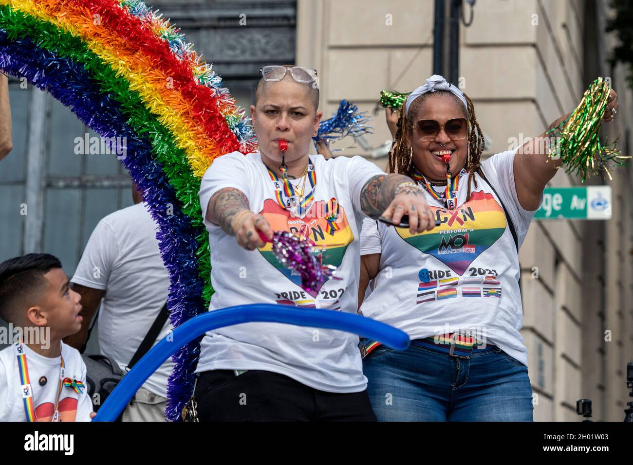 Orlando, Stati Uniti. 06 ottobre 2021. I partecipanti al "come out with Pride Festival and Parade" nel centro di Orlando.decine di migliaia di membri della comunità LGBTQ e dei loro alleati si sono riuniti per l'evento annuale al Lake Eola Park. Credit: SOPA Images Limited/Alamy Live News Foto Stock