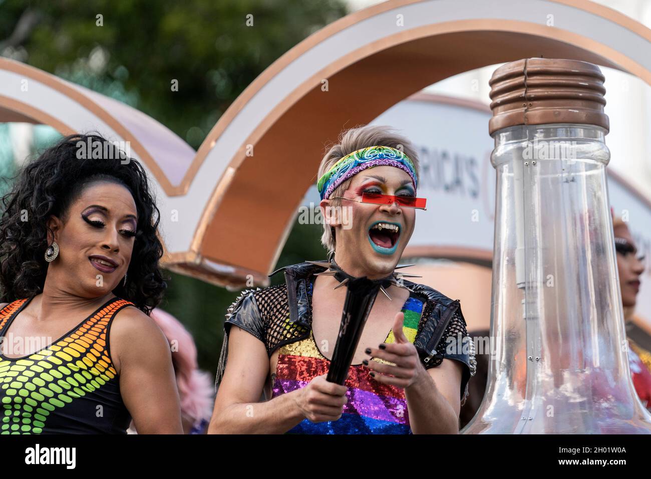 Orlando, Stati Uniti. 06 ottobre 2021. I partecipanti al "come out with Pride Festival and Parade" nel centro di Orlando.decine di migliaia di membri della comunità LGBTQ e dei loro alleati si sono riuniti per l'evento annuale al Lake Eola Park. Credit: SOPA Images Limited/Alamy Live News Foto Stock
