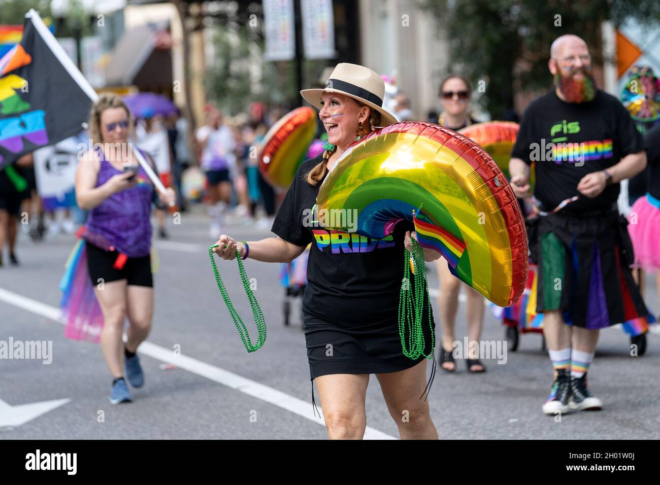 Orlando, Stati Uniti. 06 ottobre 2021. I partecipanti al "come out with Pride Festival and Parade" nel centro di Orlando.decine di migliaia di membri della comunità LGBTQ e dei loro alleati si sono riuniti per l'evento annuale al Lake Eola Park. Credit: SOPA Images Limited/Alamy Live News Foto Stock