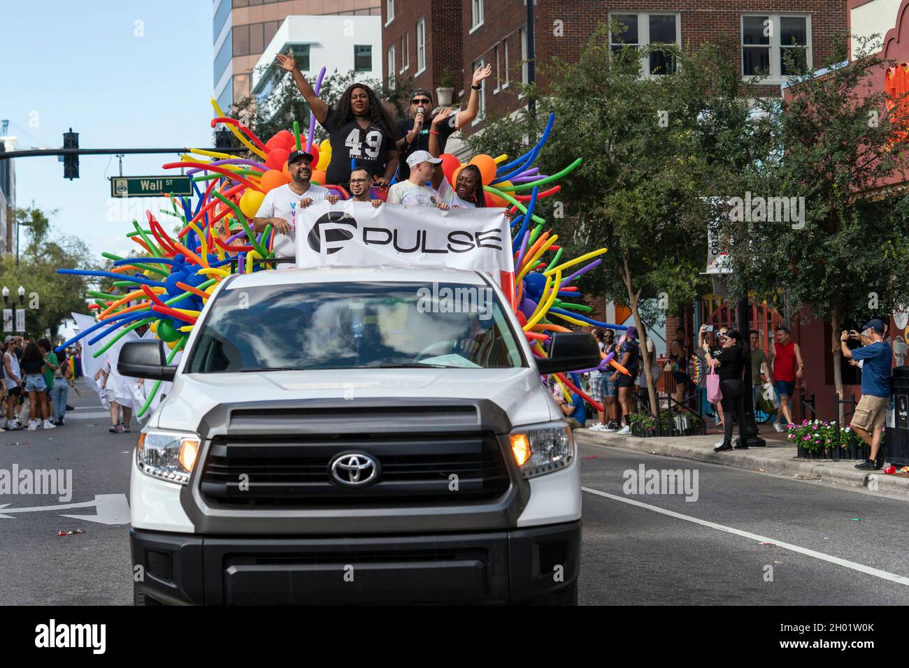 Orlando, Stati Uniti. 9 ottobre 2021. Pulse nightclub partecipare al festival "come out With Pride" e alla sfilata nel centro di Orlando, Florida. Decine di migliaia di membri della comunità LGBTQ e dei loro alleati si sono riuniti per l'evento annuale al Lake Eola Park. Credit: SOPA Images Limited/Alamy Live News Foto Stock