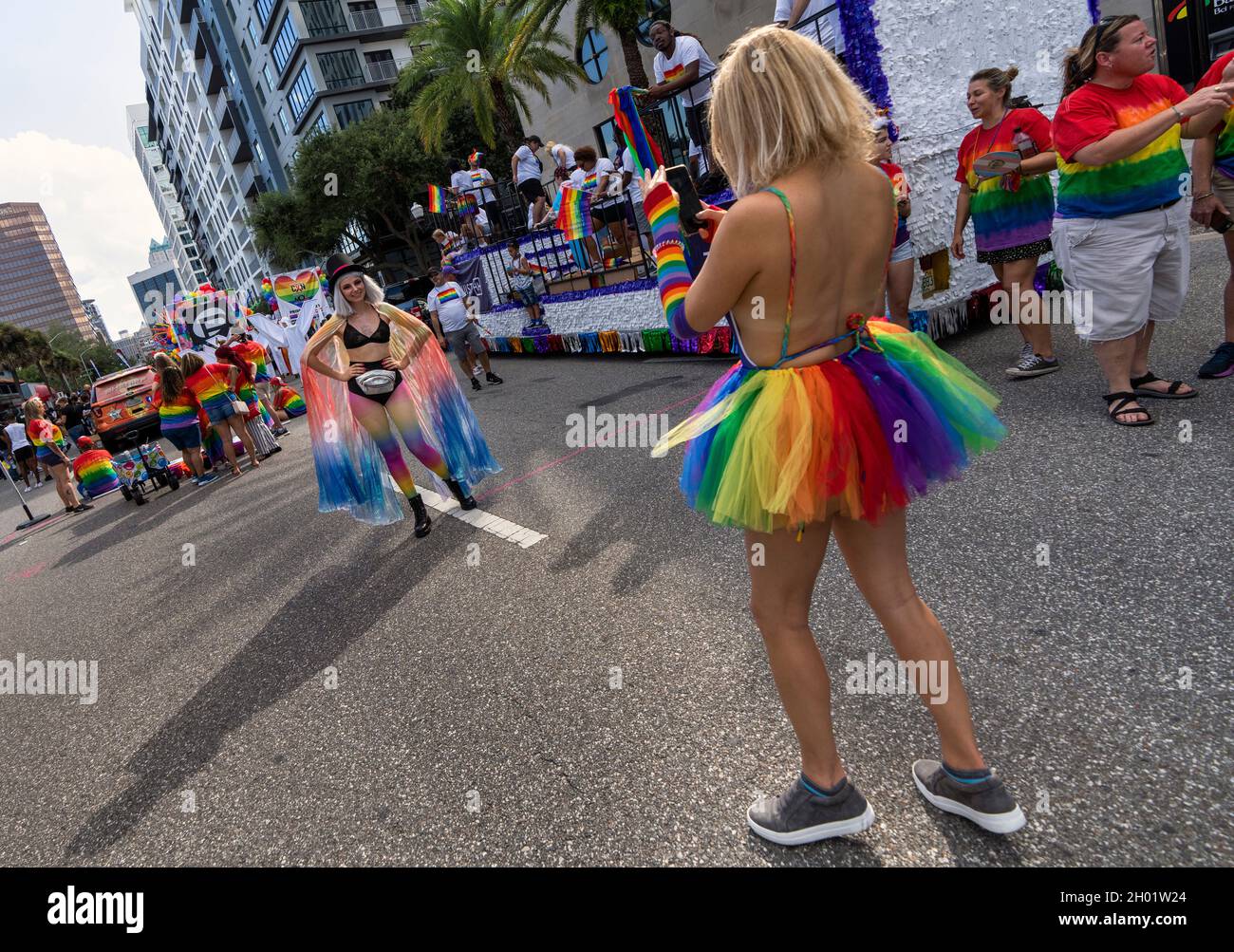 Orlando, Stati Uniti. 9 ottobre 2021. I partecipanti al "come out with Pride Festival and Parade" nel centro di Orlando.decine di migliaia di membri della comunità LGBTQ e dei loro alleati si sono riuniti per l'evento annuale al Lake Eola Park. Credit: SOPA Images Limited/Alamy Live News Foto Stock