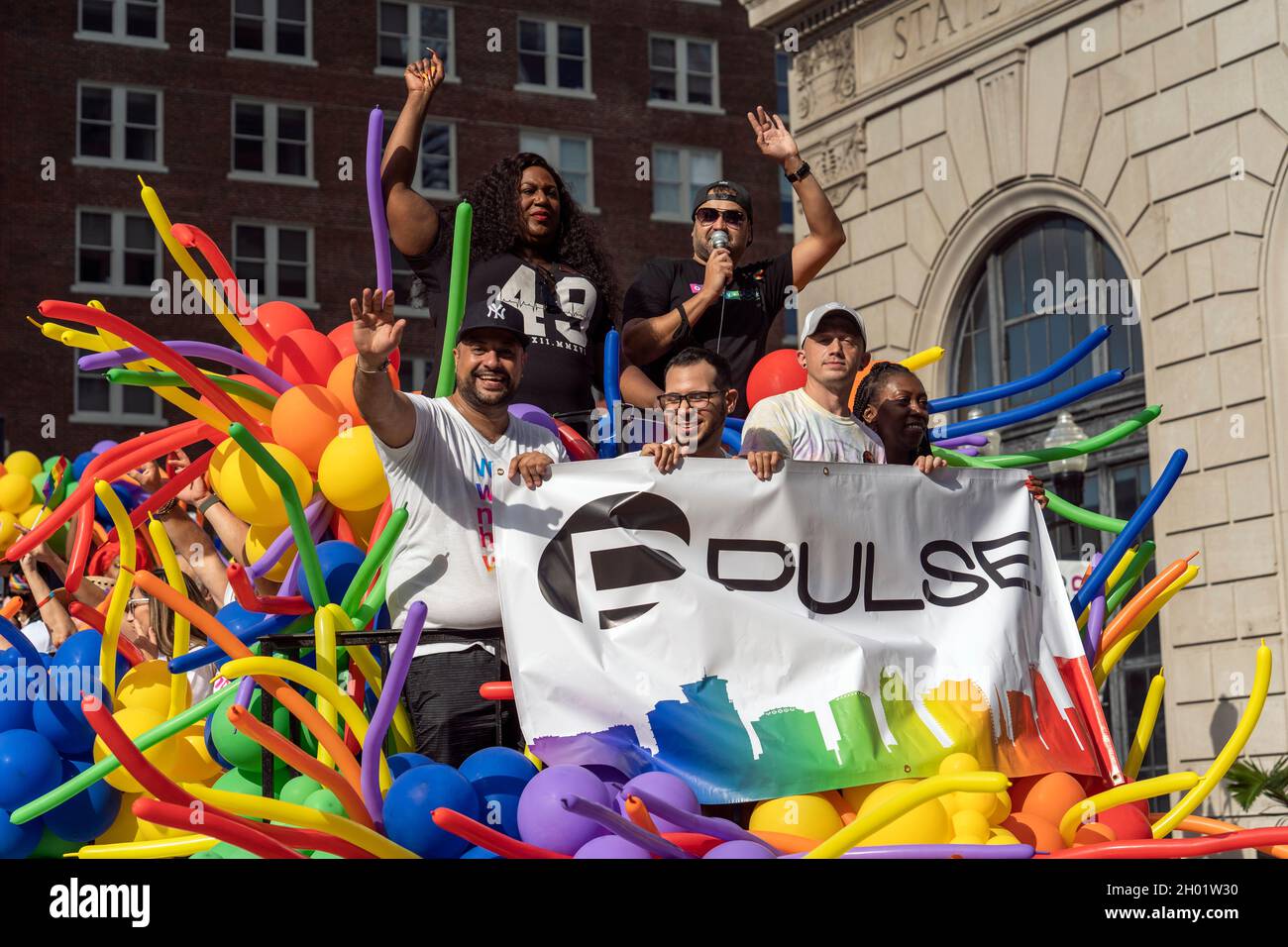 Orlando, Stati Uniti. 9 ottobre 2021. Pulse nightclub partecipare al festival "come out With Pride" e alla sfilata nel centro di Orlando, Florida. Decine di migliaia di membri della comunità LGBTQ e dei loro alleati si sono riuniti per l'evento annuale al Lake Eola Park. Credit: SOPA Images Limited/Alamy Live News Foto Stock
