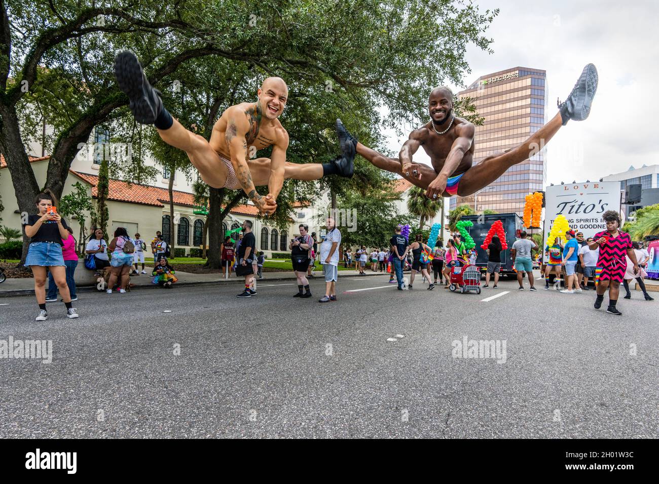 Orlando, Stati Uniti. 9 ottobre 2021. I partecipanti al "come out with Pride Festival and Parade" nel centro di Orlando.decine di migliaia di membri della comunità LGBTQ e dei loro alleati si sono riuniti per l'evento annuale al Lake Eola Park. Credit: SOPA Images Limited/Alamy Live News Foto Stock