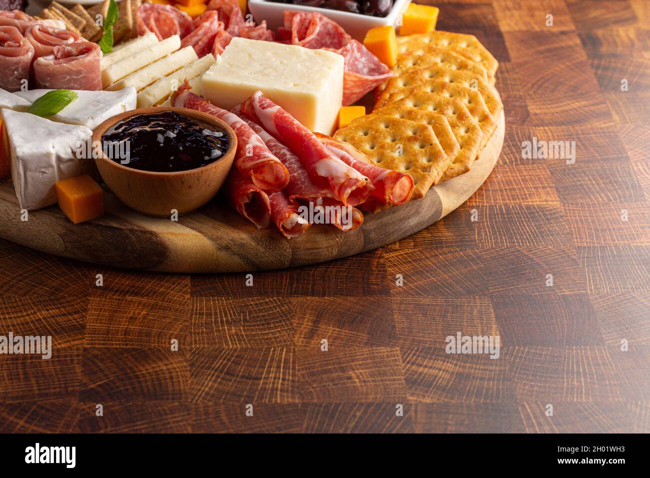 Salumi Board su un blocco di Butcher di legno Foto Stock