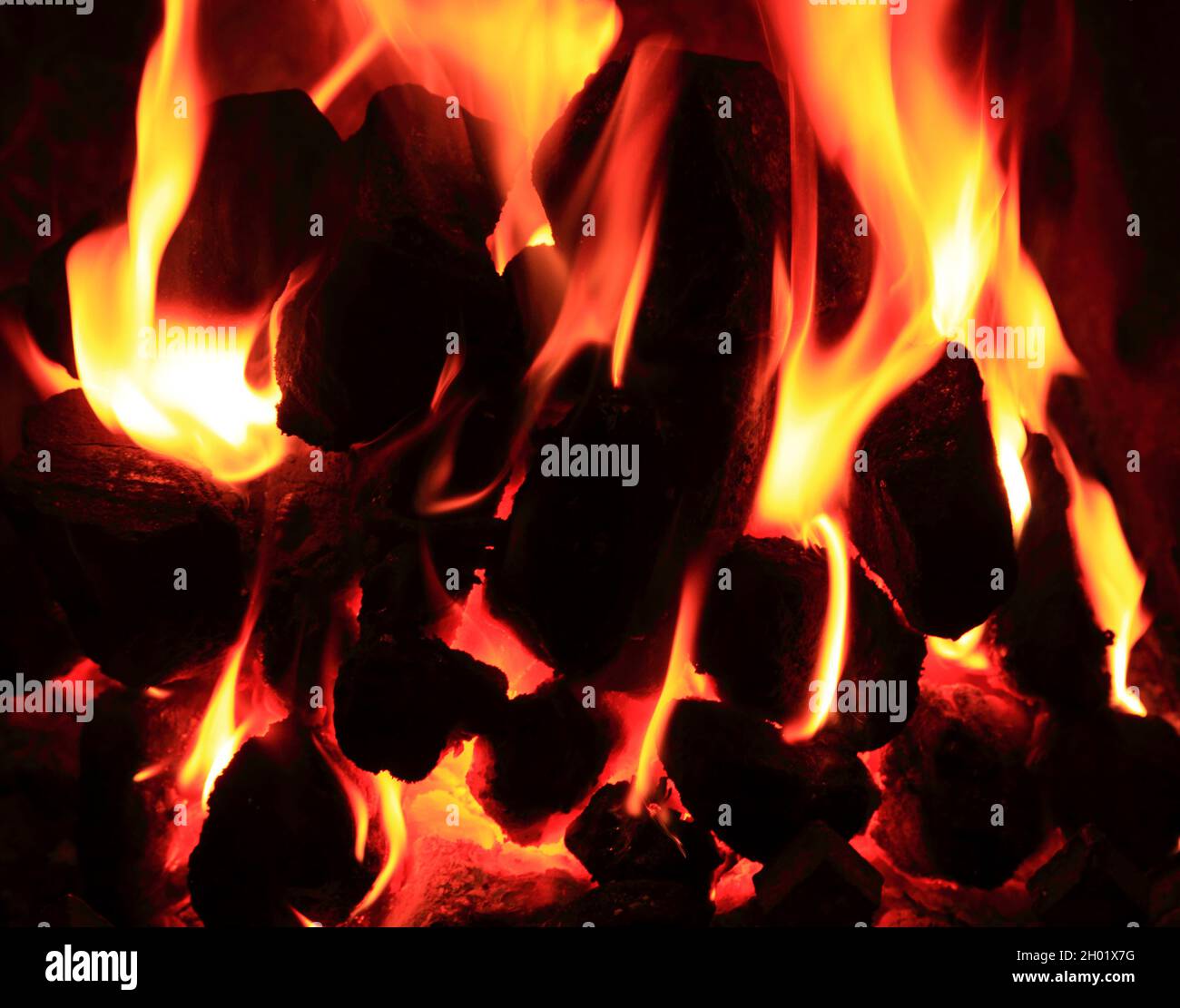 Fuoco di carbone, domestico, nel cuore, fuoco, calore, inquinamento atmosferico, bruciore, fiamma, fiamme Foto Stock