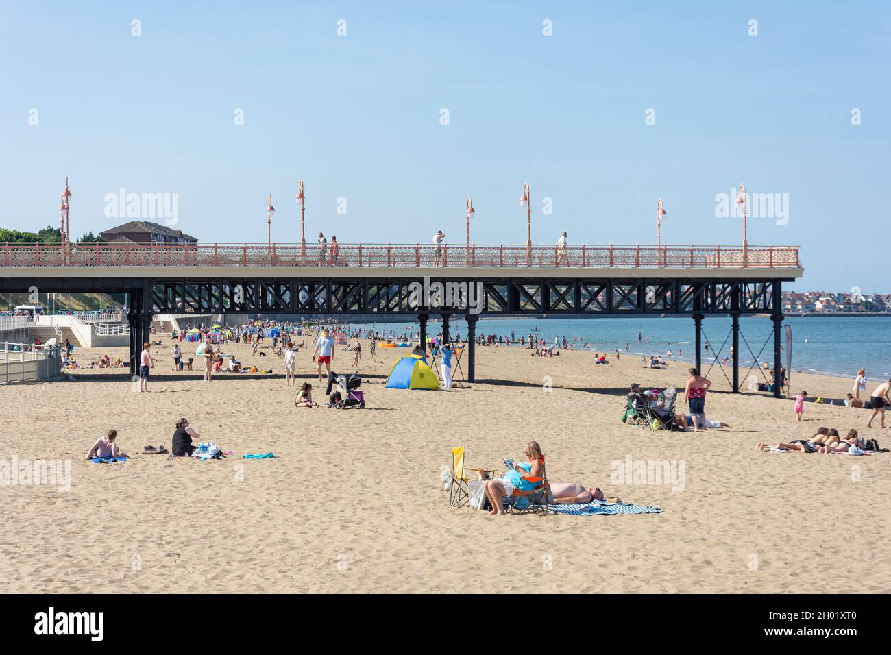 Molo e spiaggia di New Colwyn Bay, Colwyn Bay (Bae Colwyn), Conwy County Borough, Galles, Regno Unito Foto Stock