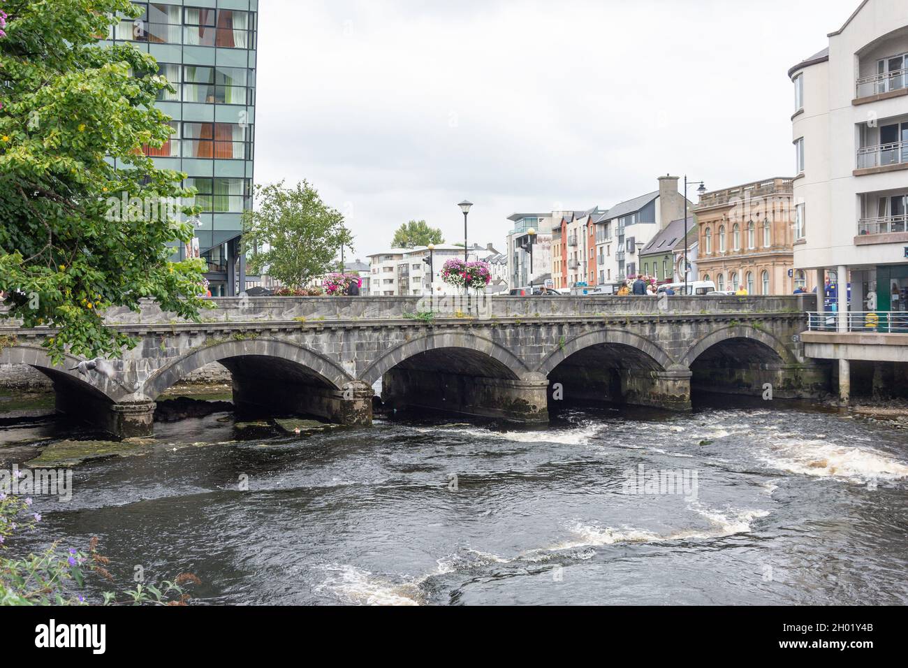 Hyde Bridge del XIX secolo sul fiume Garavogue dalla Rockwood Parade, Abbeyquarter, Sligo (Sligeach), Contea di Sligo, Repubblica d'Irlanda Foto Stock