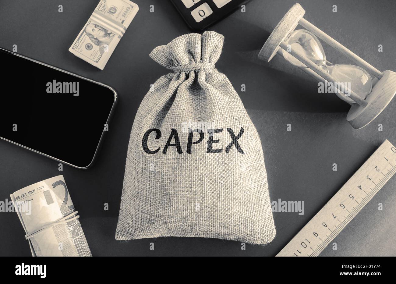 Borsa di denaro con la parola CAPEX ( spese in conto capitale). Capitale utilizzato dalle aziende per acquisire o aggiornare le risorse fisiche. Concetto di gestione aziendale Foto Stock