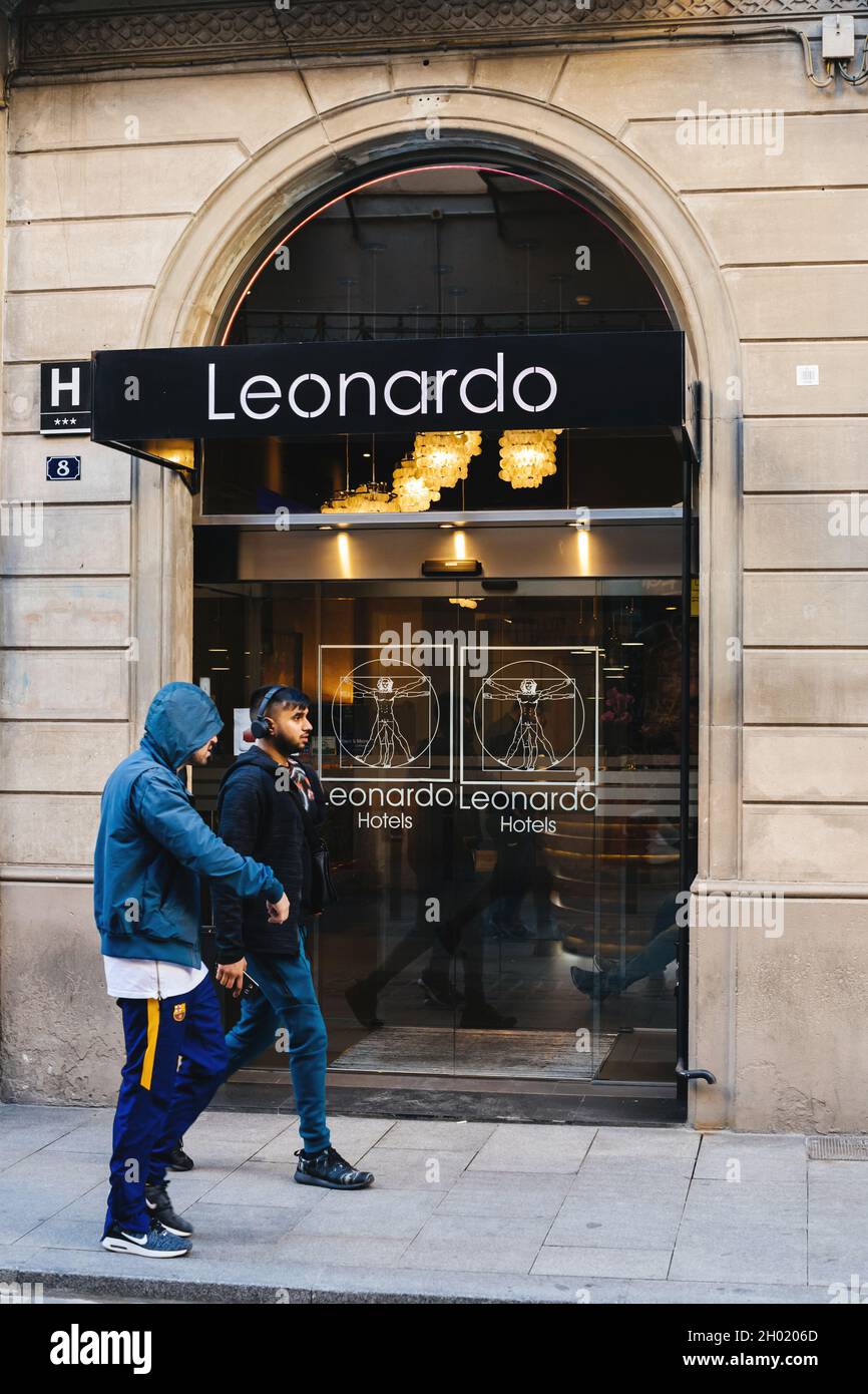 Via Barcellona con giovane adolescente con felpa con cappuccio e cuffie che cammina di fronte all'hotel leonardo Foto Stock