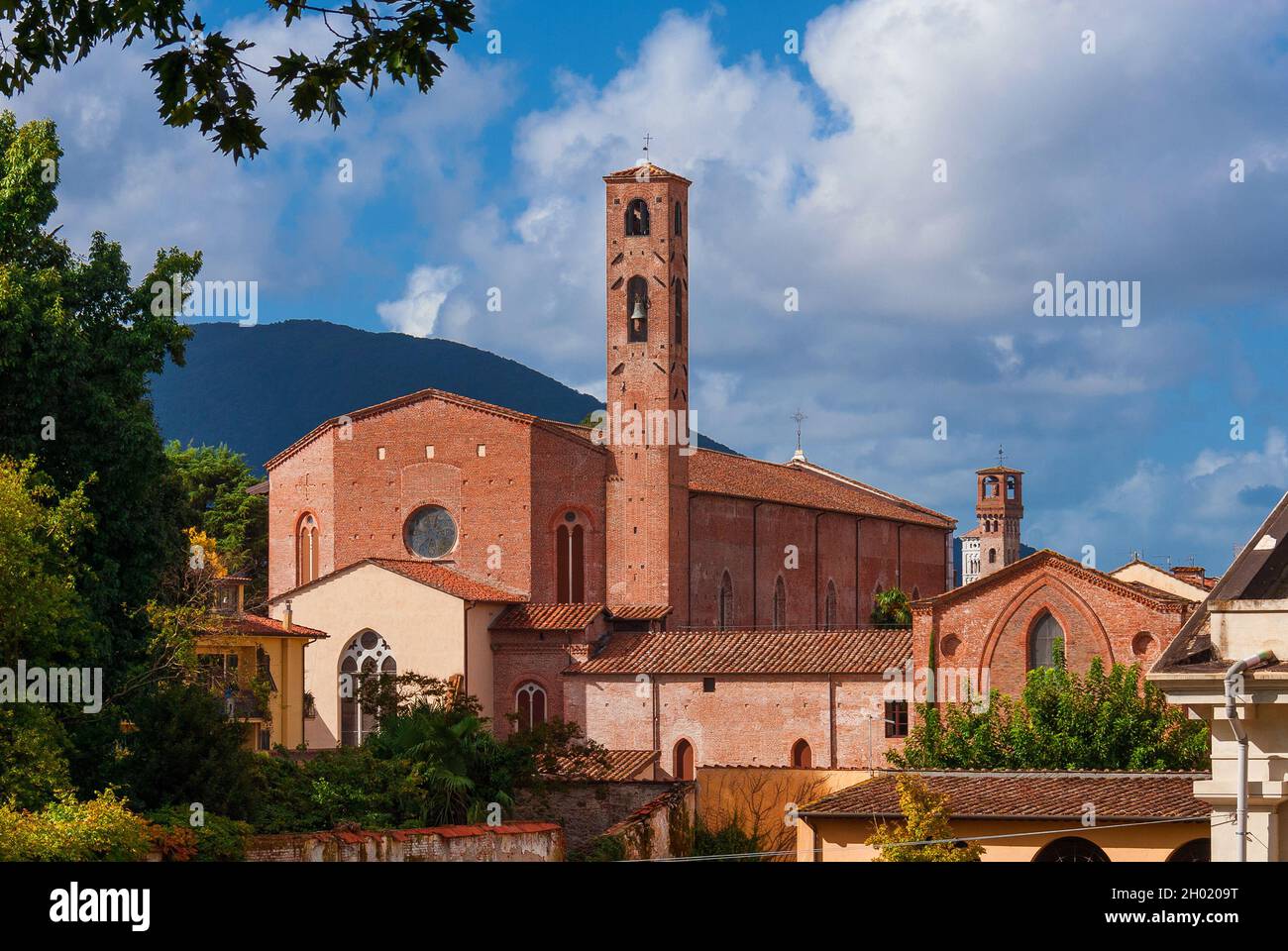 Lucca affascinante centro storico. Vista sul vecchio skyline della città con torri medievali e la chiesa gotica di San Francesco Foto Stock