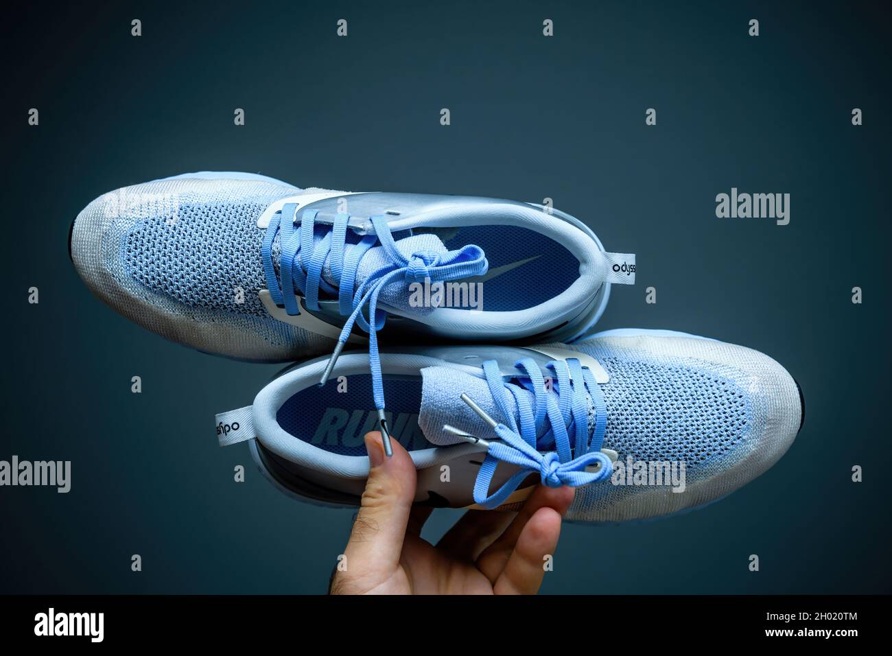 POV maschio con mano che regge un nuovo paio di scarpe da running di lusso  Nike Zoom React Foto stock - Alamy