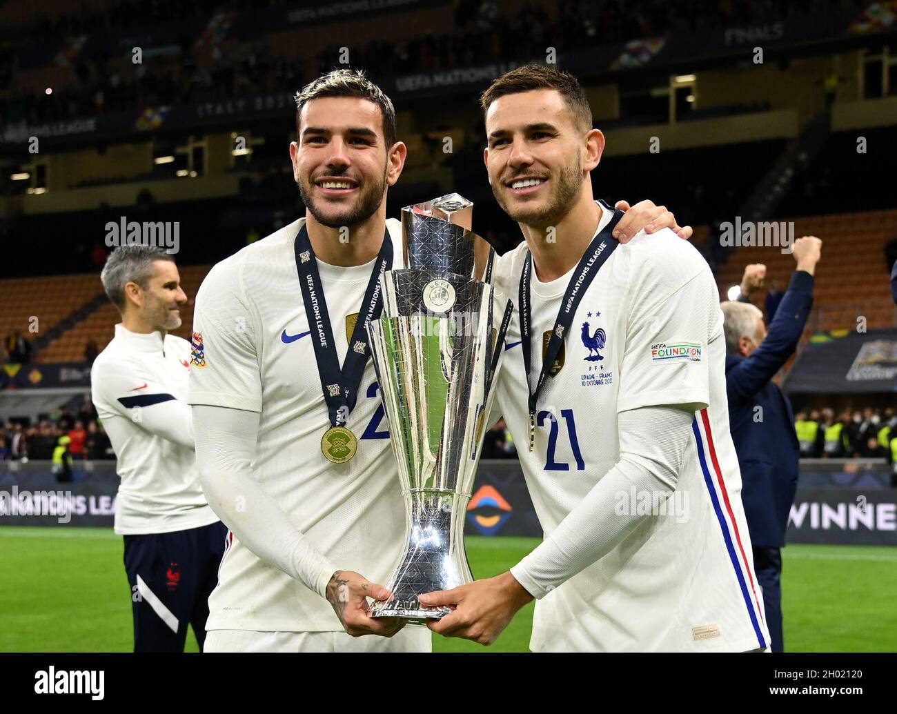 MILANO, ITALIA - OTTOBRE 10: Lucas Hernandez e Leo Dubois di Francia festeggiano con il Trofeo della Lega delle Nazioni UEFA dopo la vittoria della squadra nella finale della Lega delle Nazioni UEFA 2021 tra Spagna e Francia allo Stadio San Siro il 10 ottobre 2021 a Milano, Italia. (Foto di Tullio Puglia - UEFA/UEFA via Getty Images/Insidefoto/Insidefoto) Credit: Ininsidefoto srl/Alamy Live News Foto Stock