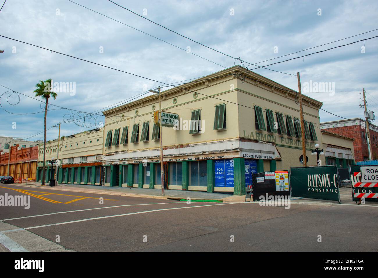 Mobili Larmon a 1340 e 7th Avenue a N Avenida Republica de Cuba nel distretto storico di Ybor City a Tampa, Florida FL, USA. Foto Stock
