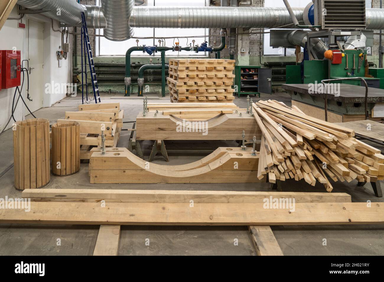 Fabbrica di legno con stack di legno e macchinari per attrezzature. Produzione professionale di carpenteria industriale. Foto Stock