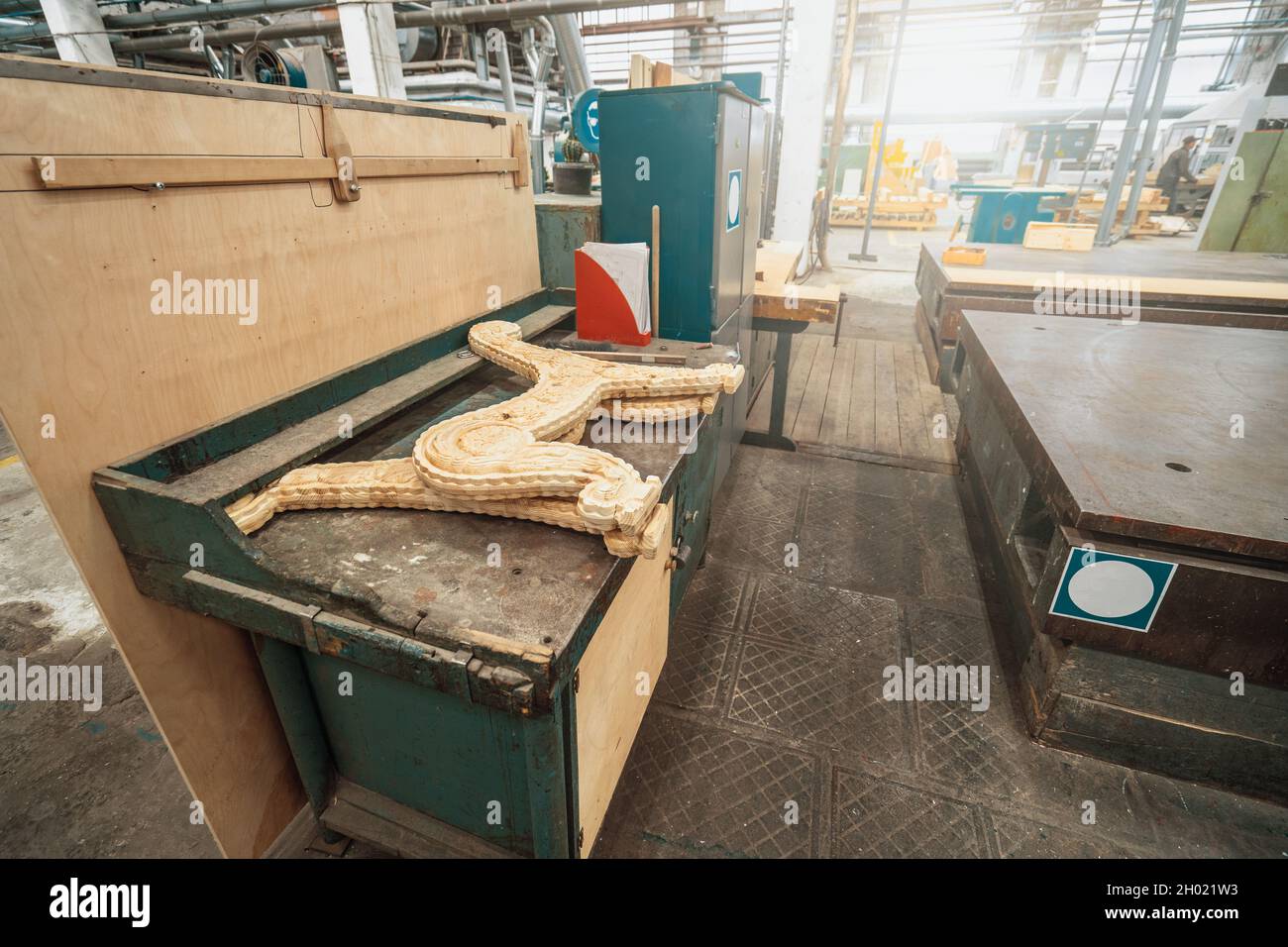 Fabbrica di legno con stack di legno e macchinari per attrezzature. Produzione professionale di carpenteria industriale. Foto Stock