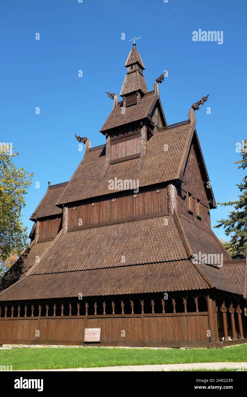 MOORHEAD, MINNESOTA - 4 Oct 2021: Replica della chiesa di Hopperstad Stave al Centro interpretativo Hjemkomst. Foto Stock