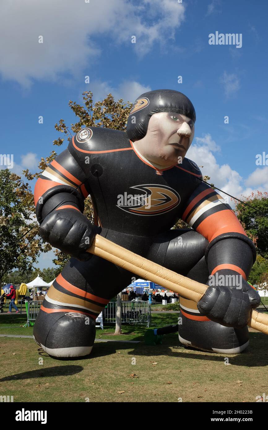 IRVINE, CALIFORNIA - 9 ottobre 2021: Un giocatore di hockey gonfiabile Anaheim Ducks all'Irvine Global Village Festival, un evento annuale che si tiene al Great Par Foto Stock