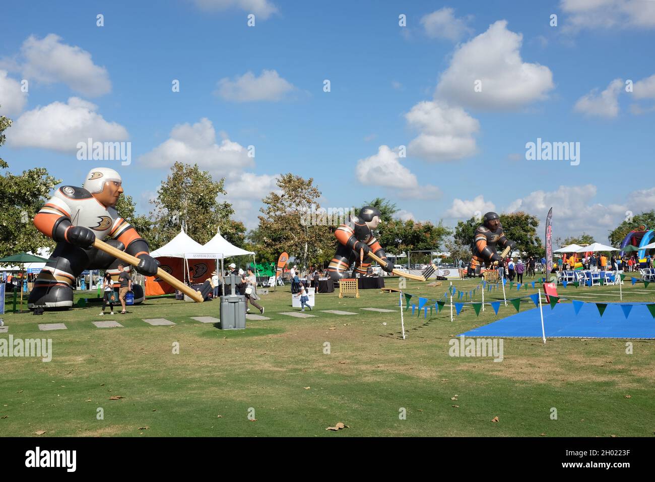 IRVINE, CALIFORNIA - 9 ottobre 2021: Giocatori di hockey gonfiabili Anaheim Ducks all'Irvine Global Village Festival, un evento annuale che si tiene presso il Great Park Foto Stock