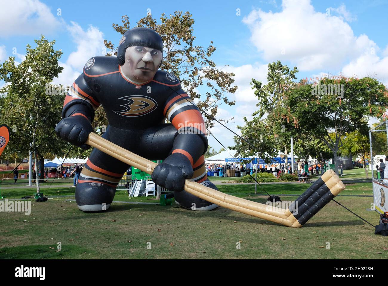 IRVINE, CALIFORNIA - 9 ottobre 2021: Un giocatore di hockey gonfiabile Anaheim Ducks all'Irvine Global Village Festival, un evento annuale che si tiene al Great Par Foto Stock