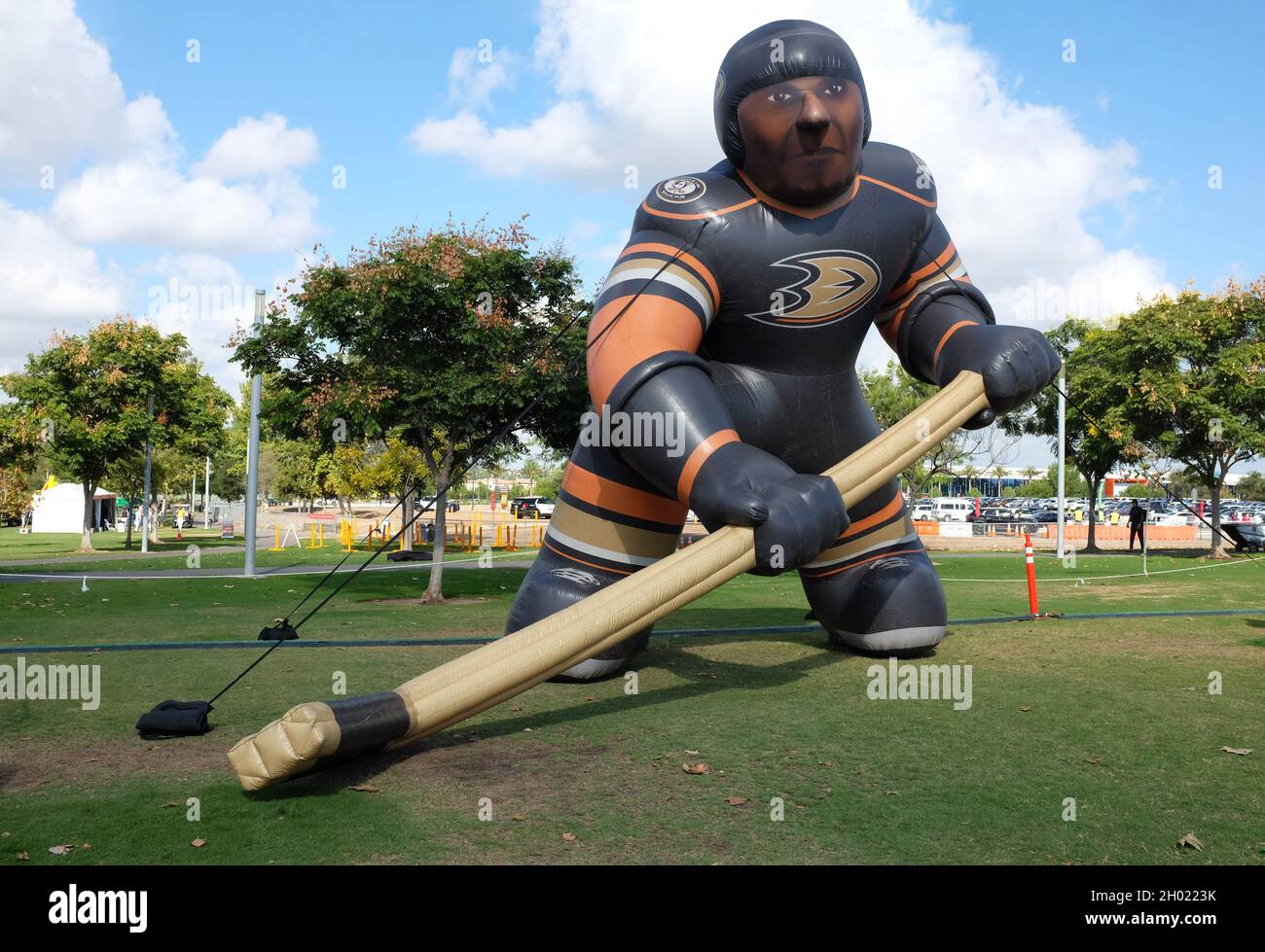 IRVINE, CALIFORNIA - 9 ottobre 2021: Un giocatore di hockey gonfiabile Anaheim Ducks all'Irvine Global Village Festival, un evento annuale che si tiene al Great Par Foto Stock