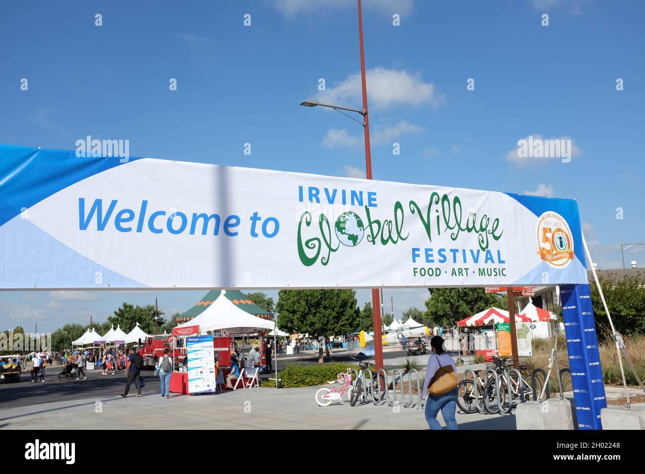 IRVINE, CALIFORNIA - 9 ottobre 2021: Striscione sull'ingresso all'Irvine Global Village Festival, un evento annuale che si tiene presso il Great Park. Foto Stock