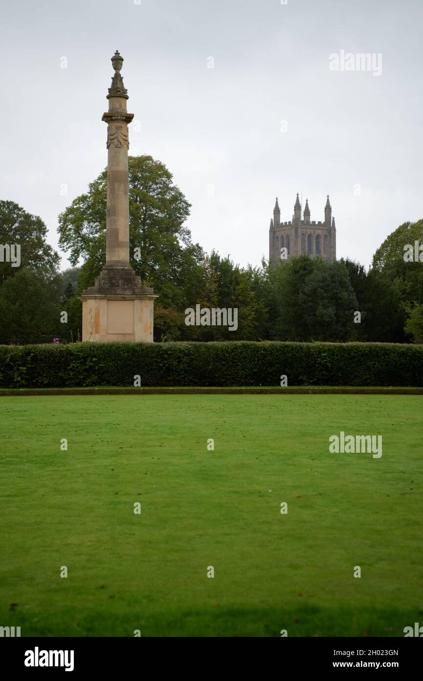 9 Ott 2021 - Hereford / UK: Parco e l'erba con la cattedrale di Hereford e la colonna commemorativa sullo sfondo Foto Stock