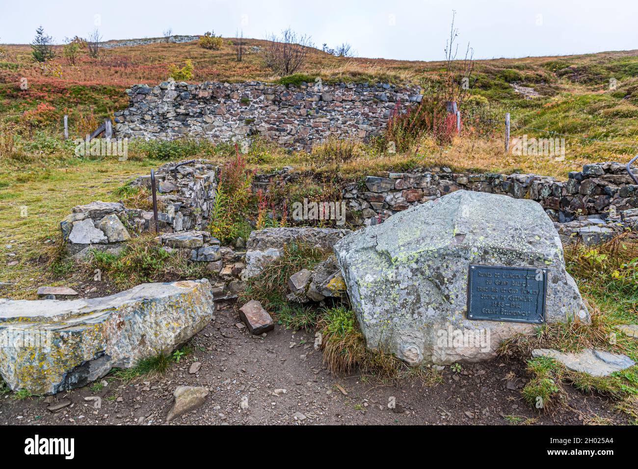 Le rovine delle fondamenta del vecchio Hotel du Grand Ballon vicino Goldbach-Altenbach, Francia Foto Stock