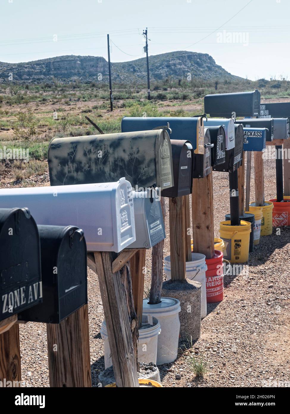 Vivere a distanza nel Texas occidentale, 50 miglia Alpine, Texas, vicino al Big Bend National Park. Postmark ancora legge Alpine Texas, ma le case sono separate da molte miglia e la posta vettore consegna la posta nel mezzo del nulla. Foto Stock