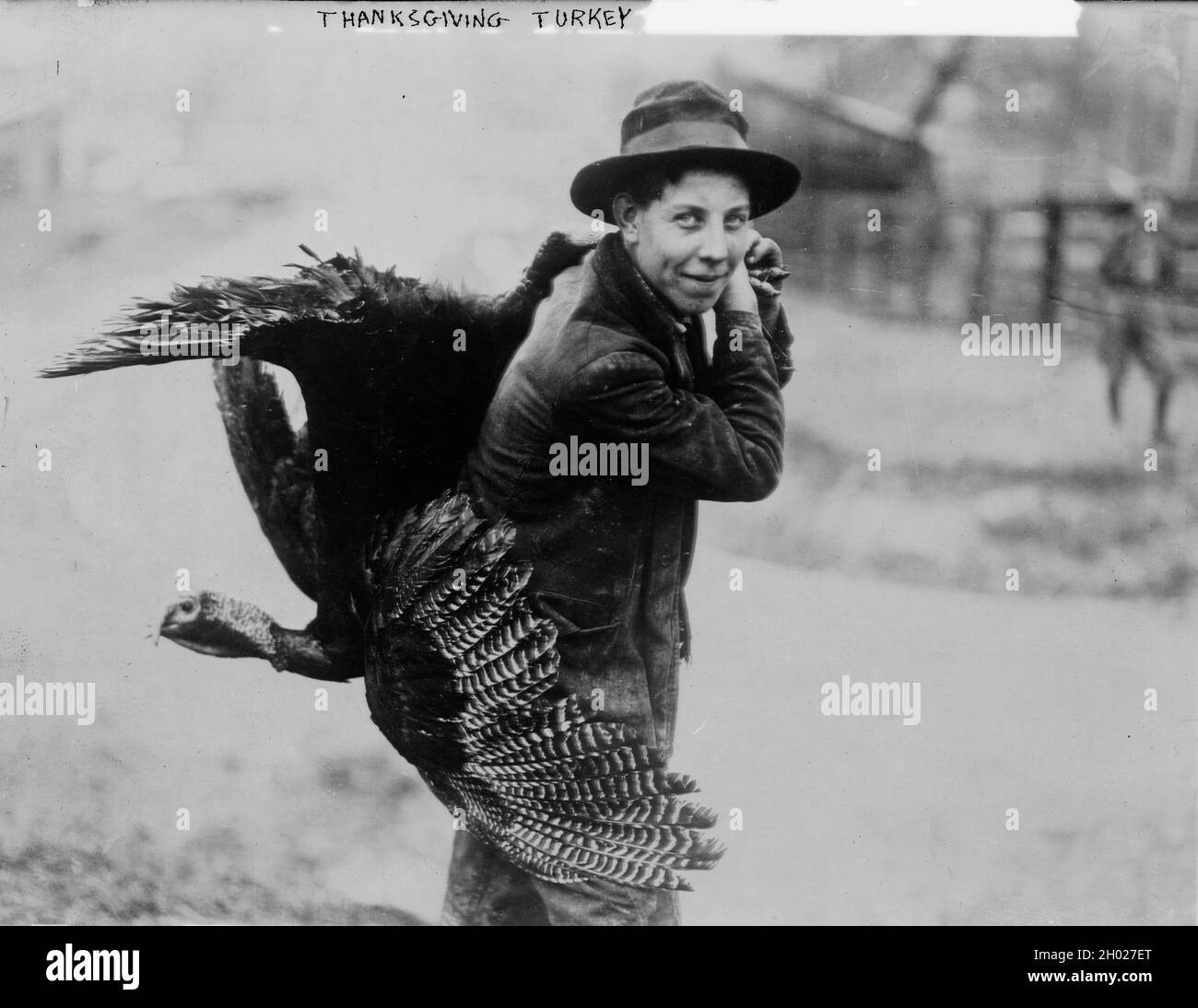 Ragazzo che porta a casa una turchia dal vivo per il Ringraziamento, nessuna località, circa 1912. Foto di Bain Collection Foto Stock