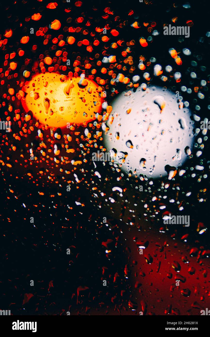 pioggia bokeh gocce e luci Foto Stock