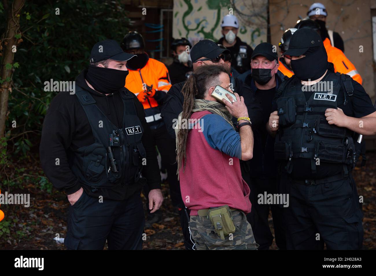 Aylesbury vale, Regno Unito. I bailiffs del National Eviction Team (NET) bloccano l'ingresso al campo. HS2 ha iniziato a evocare i manifestanti HS2 scavati in grandi fortezze boschive nella GUERRA contro il campo di HS2 oggi. La terra al largo della A413 appena fuori Wendover è di proprietà del Buckinghamshire Council, ma è stato sequestrato da un ordine del tribunale da HS2 Ltd. La costruzione della ferrovia ad alta velocità 2 sta avendo un impatto devastante sui boschi e siti faunistici a Wendover. Credit: Maureen McLean/Alamy Foto Stock