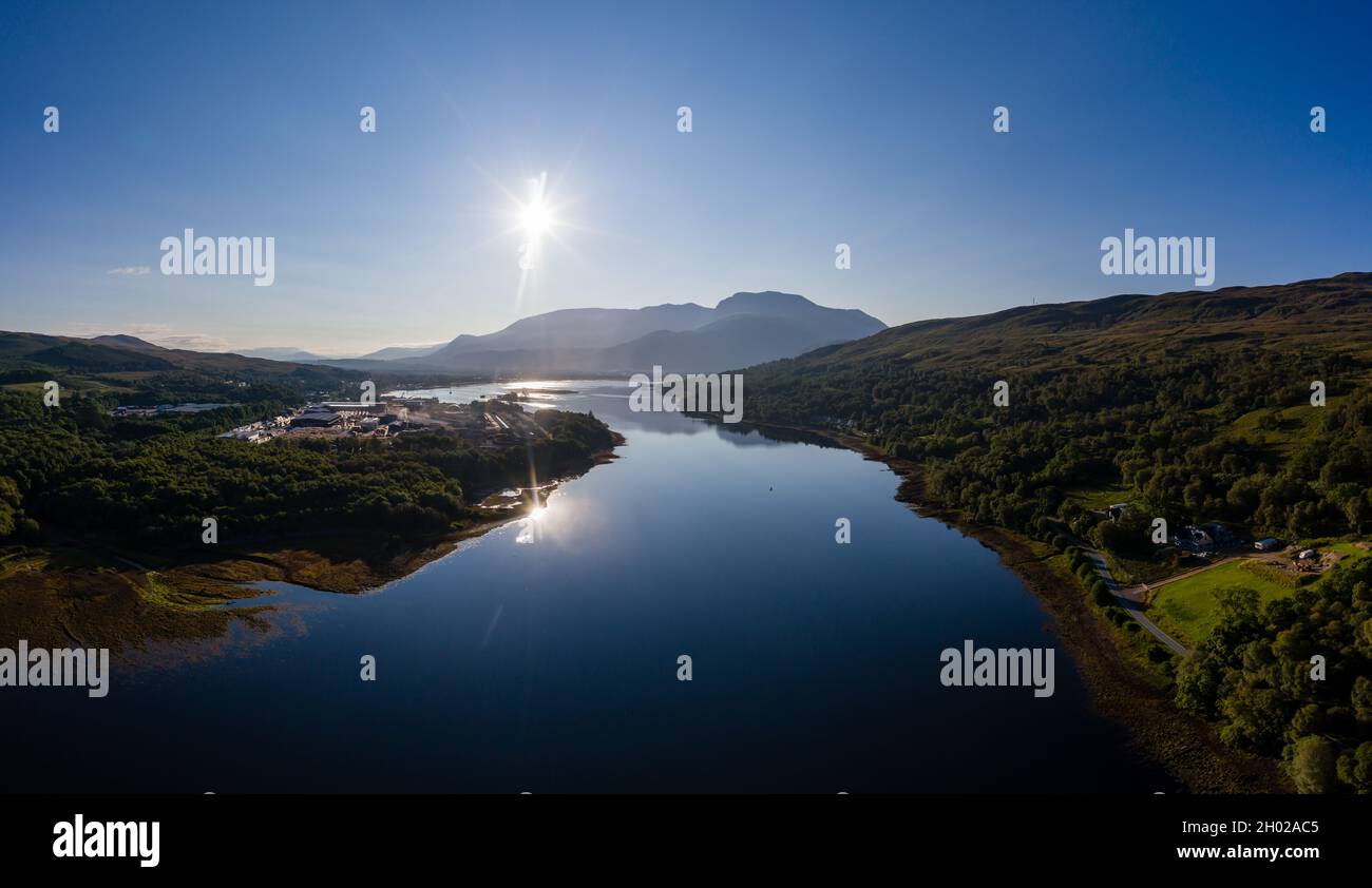 Vista aerea del sole che sorge sopra Fort William e la catena montuosa del ben Nevis nelle Highlands scozzesi Foto Stock