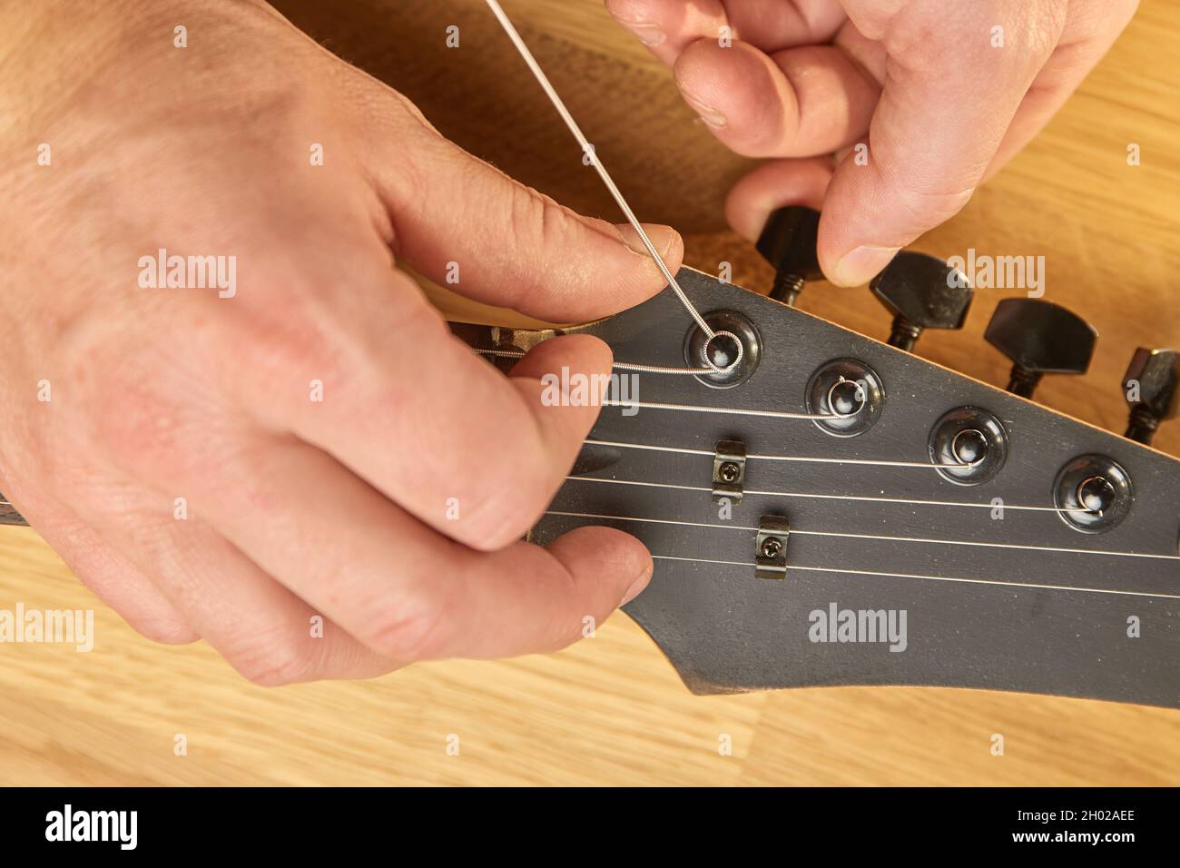 Nuove corde per chitarra elettrica Foto stock - Alamy