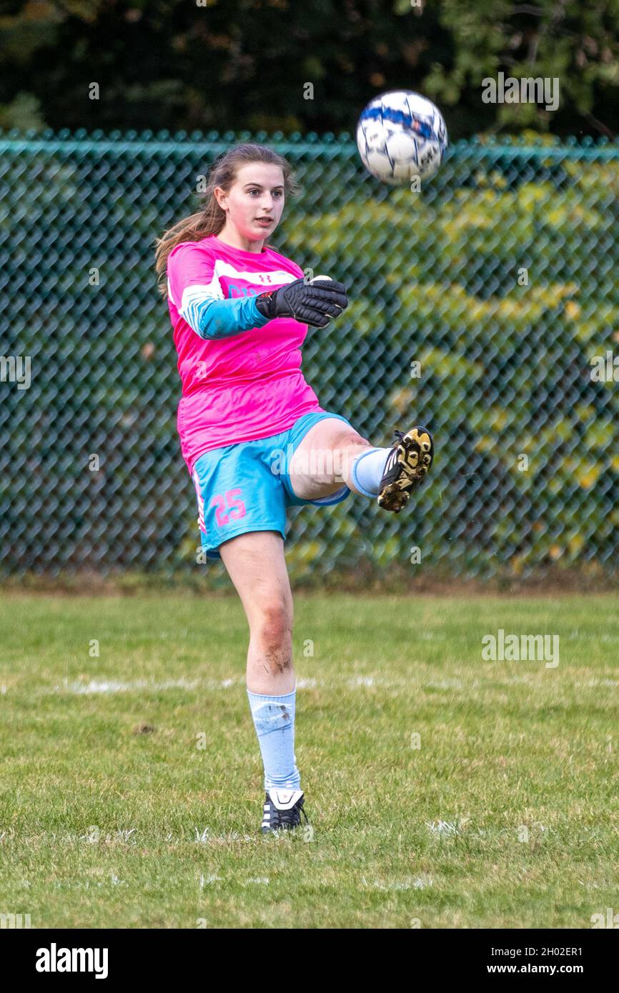 Una partita di calcio delle ragazze della scuola superiore giocata in Massachusetts Foto Stock