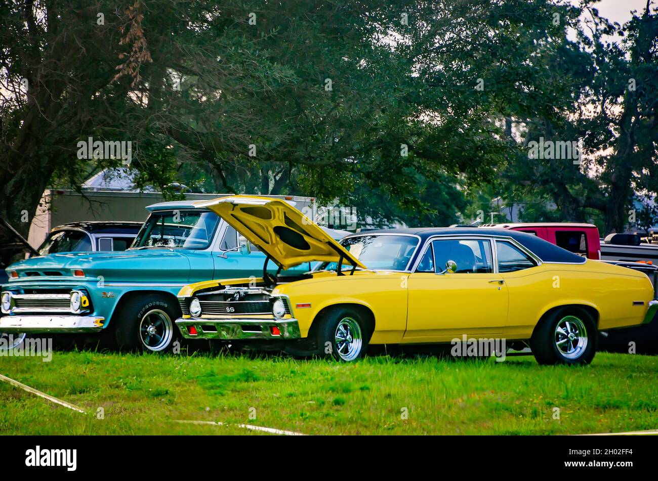 Le Chevrolets classiche sono parcheggiate lungo l'autostrada 90 durante il 25 ottobre 2021, a Biloxi, Mississippi, la mostra annuale di auto d'epoca Cruisin' the Coast. Foto Stock