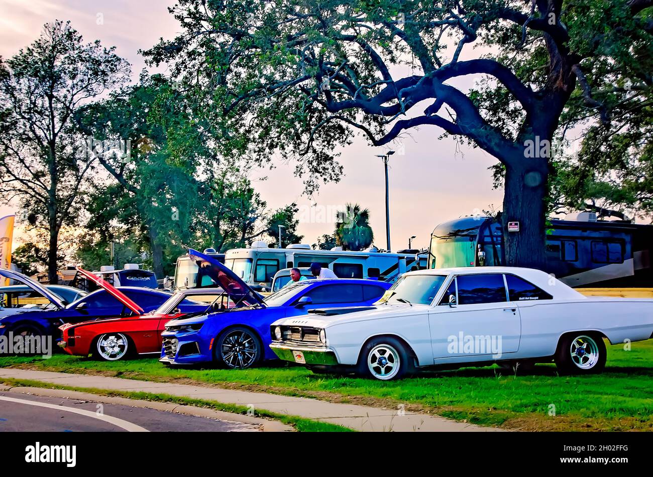 Le auto classiche sono parcheggiate lungo l'autostrada 90 durante il 25 ottobre 2021, a Biloxi, Mississippi, la mostra annuale di auto d'epoca Cruisin' the Coast. Foto Stock