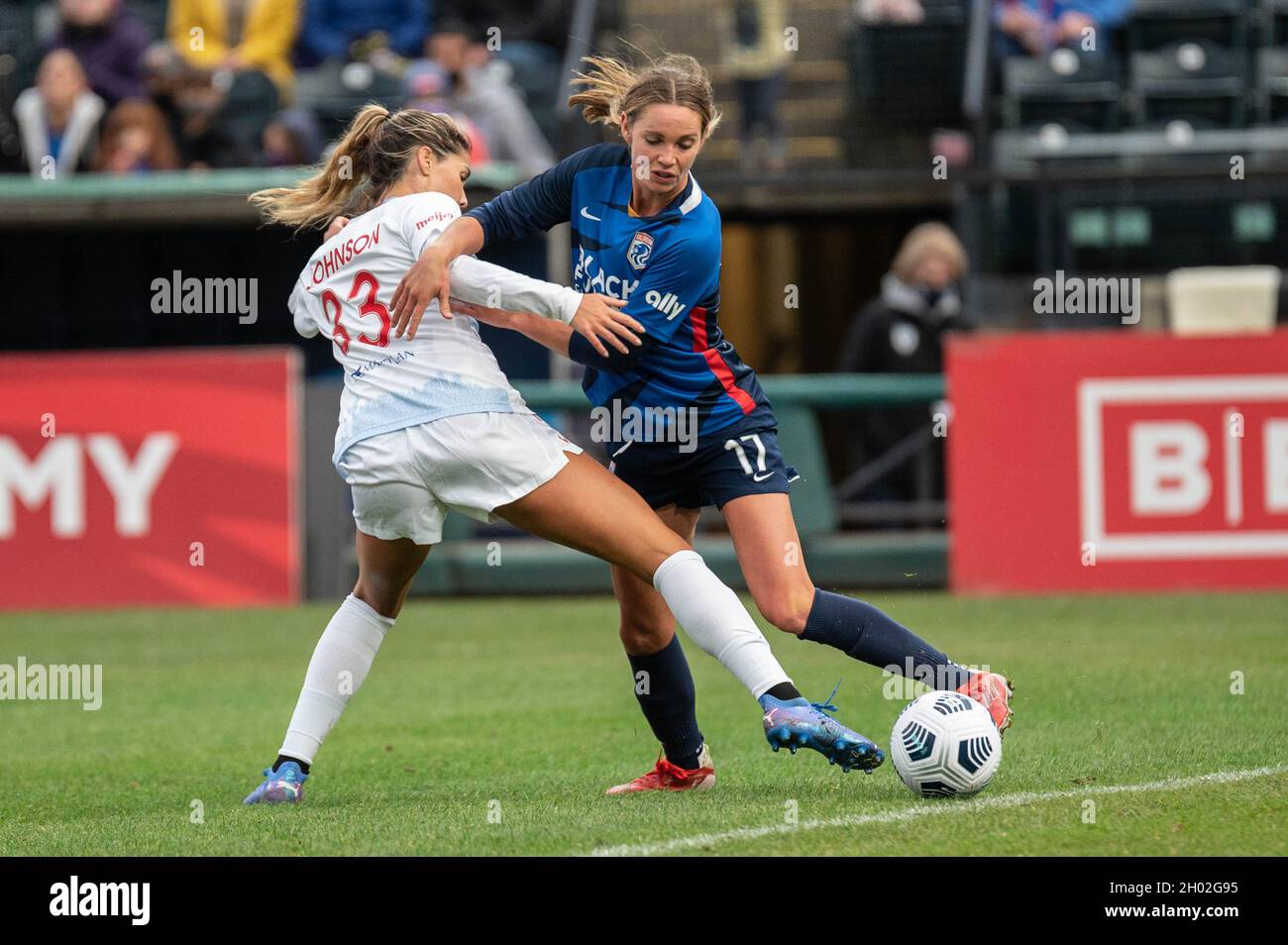 Katie Johnson (33 Chicago Red Stars) contro Dani Weatherholt (17 OL Reign) durante la partita della National Womens Soccer League tra OL Reign e Chicago Red Stars allo Cheney Stadium di Tacoma, Washington. Foto Stock