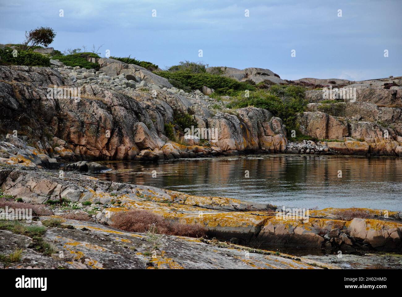 Baia sull'isola nell'arcipelago di Fjällbacka, sulla costa occidentale svedese Foto Stock