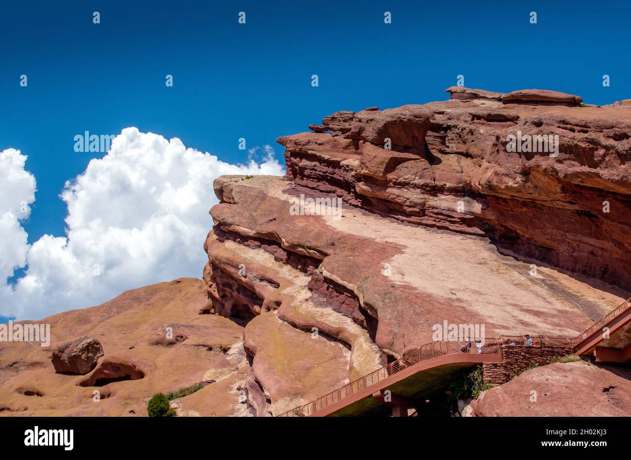 Splendidi strati di rocce rosse della nave e rocce di creazione si trovano nel parco Red Rocks, Morrison Colorado Foto Stock