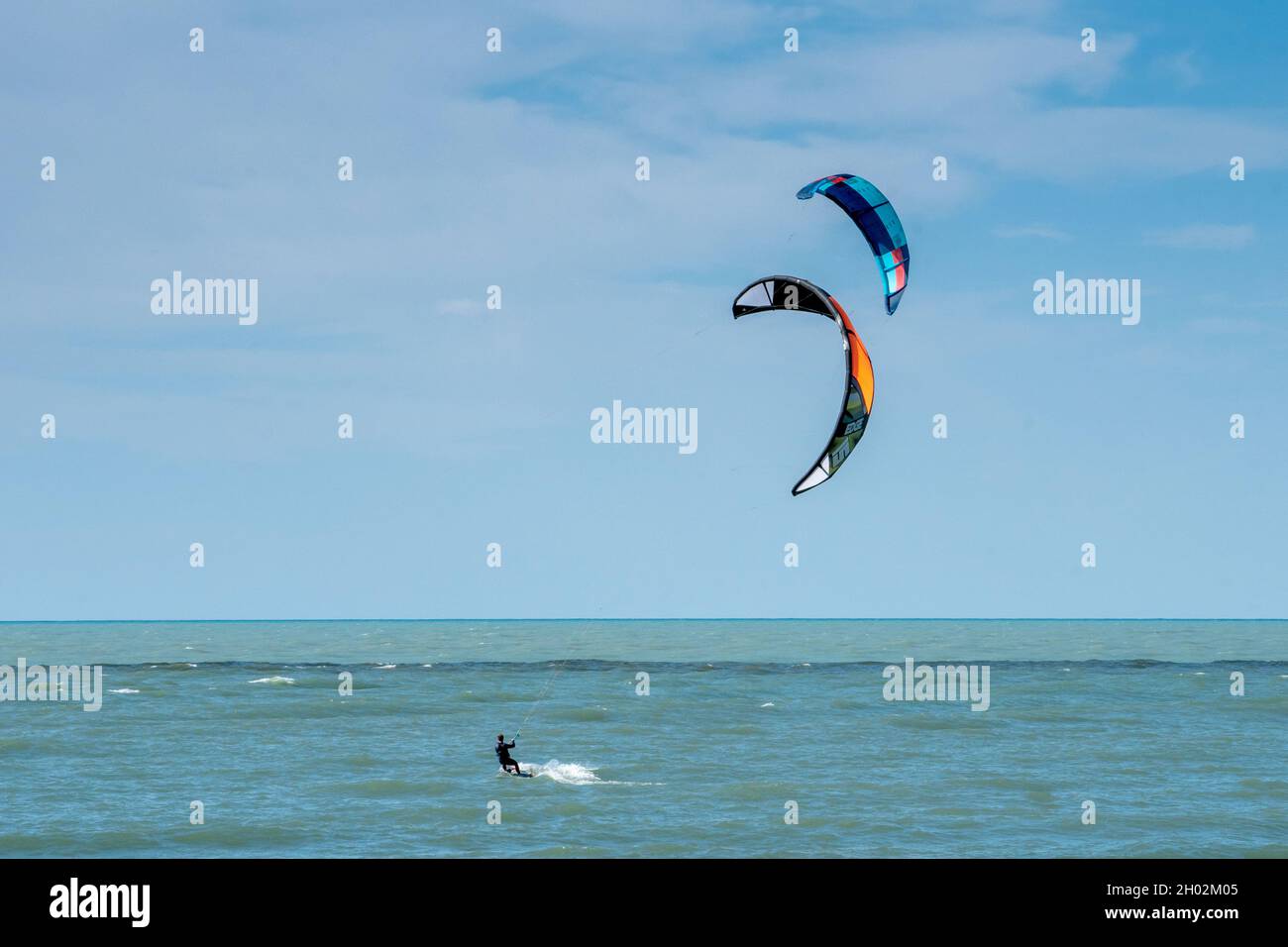 St Joseph MI USA, 26 settembre 2021; un kite surfer gode il lago Michigan, mentre un secondo kite surfer arriva rapidamente alle sue spalle Foto Stock