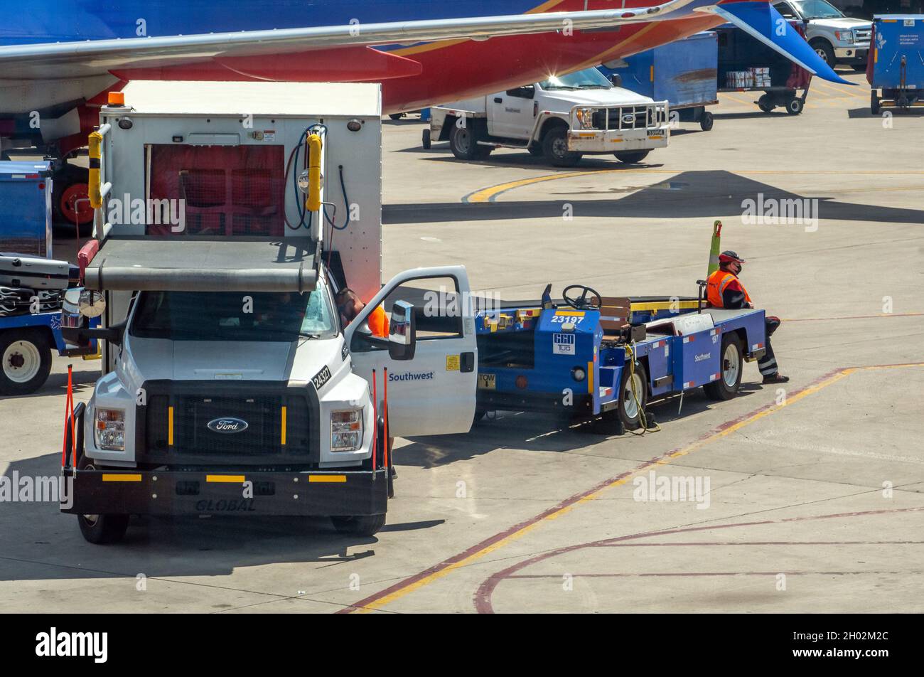 Denver aeroporto Colorado Stati Uniti d'America; 3 giugno 2021; un lavoratore aspetta un aereo in arrivo, in modo da poter scaricare bagagli e merci Foto Stock